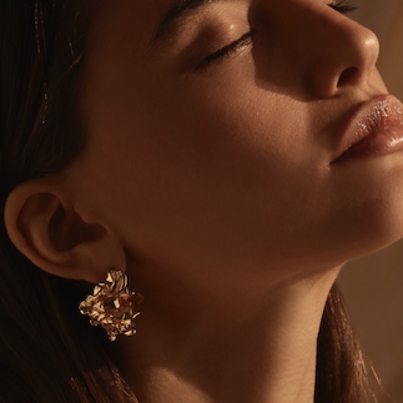 NWT AMBER SCEATS Women's Amber Sceats Reese Sculptural 24K Gold Plated Earrings - Picture 2 of 8